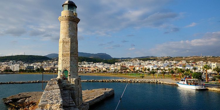 Ρέθυμνο: Περιπέτεια για 55χρονο ναυτικό που έπεσε από πλοίο στη θάλασσα