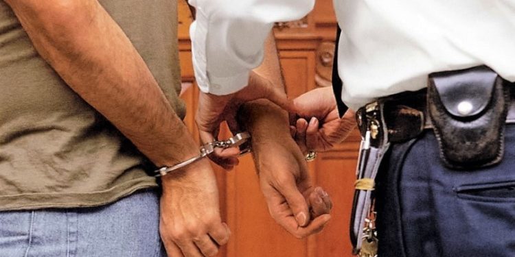 Συνελήφθη στην Παραμυθιά μέλος σπείρας απατεώνων