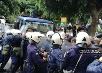 Ένταση μεταξύ αγροτών και αστυνομικών έξω από το Επιμελητήριο Ηρακλείου
