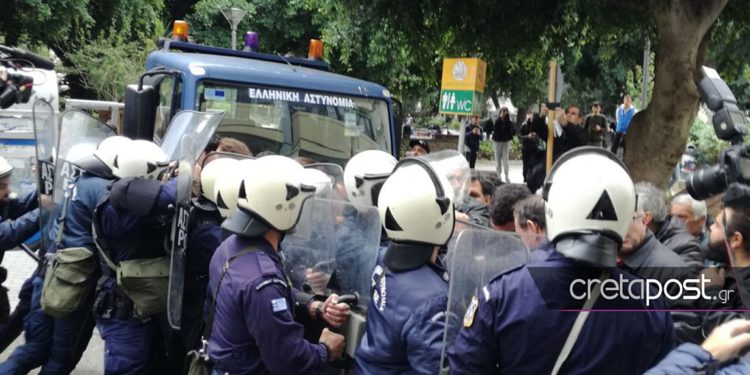 Ένταση μεταξύ αγροτών και αστυνομικών έξω από το Επιμελητήριο Ηρακλείου