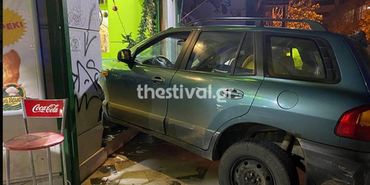 Θεσσαλονίκη: Τζιπ που καταδιωκόταν από περιπολικό κατέληξε σε… μπουγατσάδικο