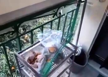 80χρονη πέταξε τον επίδοξο διαρρήκτη από ύψος έξι μέτρων με τη σφουγγαρίστρα (BINTEO)