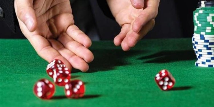Ηράκλειο: Επτά συλλήψεις για «ζάρια» σε καφενείο