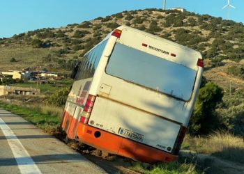 Ατύχημα με λεωφορείο ΚΤΕΛ στη Λαυρίου (ΦΩΤΟ)