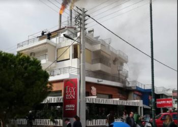 Φωτιά σε κατάστημα στην Άνω Γλυφάδα (ΦΩΤΟ)