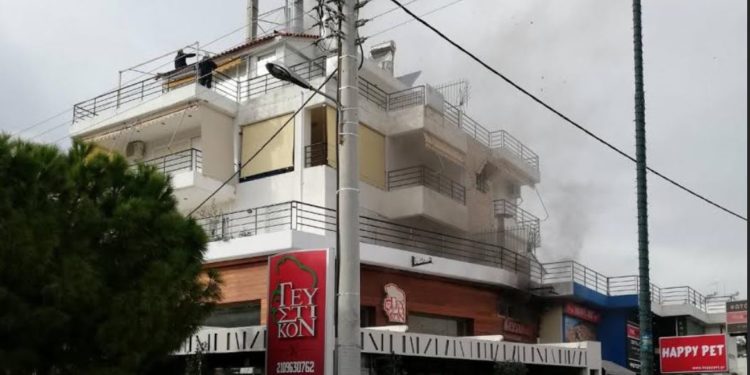 Φωτιά σε κατάστημα στην Άνω Γλυφάδα (ΦΩΤΟ)