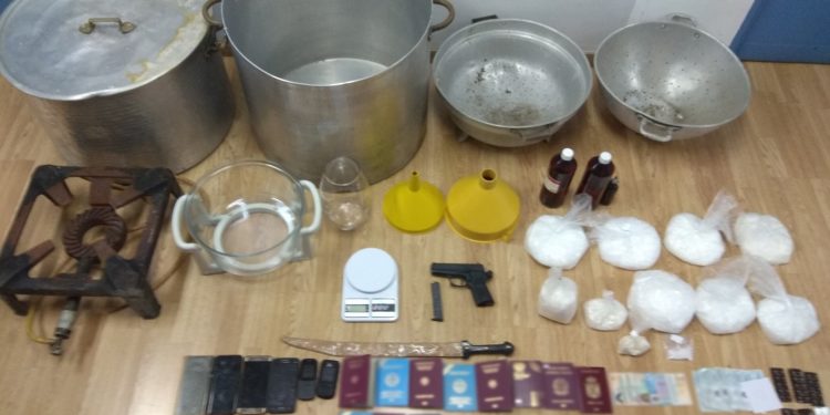 Εργαστήριο ναρκωτικών ανακάλυψε η Ασφάλεια – Έφτιαχναν Shisha σε κατσαρόλες – ΒΙΝΤΕΟ