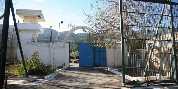Δεκατρείς τραυματίες από τις συμπλοκές στις φυλακές Αυλώνα – Η ανακοίνωση του ΥΠροΠο