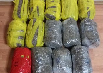 Το έβαλε στα πόδια, εγκαταλείποντας στο αυτοκίνητο 14 κιλά χασίς