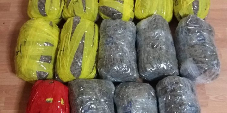 Το έβαλε στα πόδια, εγκαταλείποντας στο αυτοκίνητο 14 κιλά χασίς