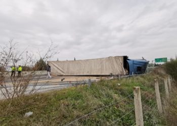 Έκλεισε η ΠΑΘΕ από ανατροπή νταλίκας έξω από τη Λάρισα (ΦΩΤΟ)