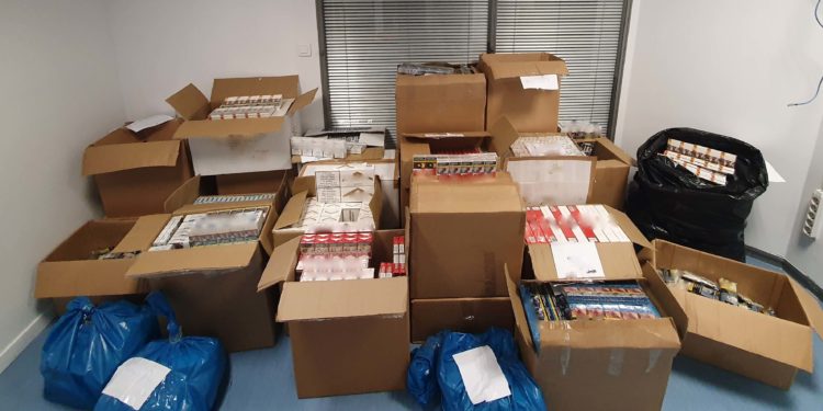 Συνελήφθησαν τρεις αλλοδαποί για κατοχή και διακίνηση λαθραίων καπνικών προϊόντων