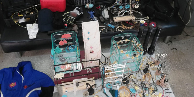 Συνελήφθη ο διαρρήκτης κοσμηματοπωλείων στα νότια προάστια