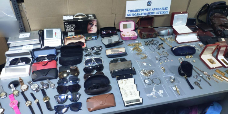 Θεοσεβούμενοι διαρρήκτες έκαναν τον σταυρό τους πριν ανοίξουν αυτοκίνητα