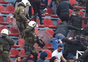 Μολότοφ και δακρυγόνα στη Νέα Σμύρνη μετά τη λήξη του αγώνα Πανιώνιος – Ατρόμητος