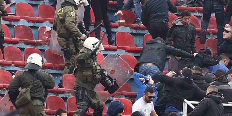 Μολότοφ και δακρυγόνα στη Νέα Σμύρνη μετά τη λήξη του αγώνα Πανιώνιος – Ατρόμητος