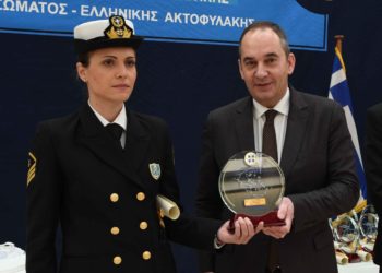 Τιμήθηκε γυναίκα κυβερνήτης «ιστορικού» σκάφους του Λιμενικού Σώματος