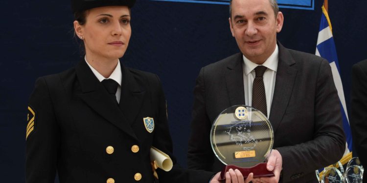 Τιμήθηκε γυναίκα κυβερνήτης «ιστορικού» σκάφους του Λιμενικού Σώματος