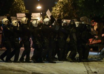 Ακαριαία αντίδραση της ΓΑΔΑ στο Κουκάκι – ΜΑΤ και ΔΡΑΣΗ εκκένωσαν τα κτήρια και συνέλαβαν συνολικά 13 άτομα