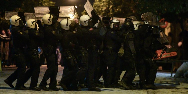 Ακαριαία αντίδραση της ΓΑΔΑ στο Κουκάκι – ΜΑΤ και ΔΡΑΣΗ εκκένωσαν τα κτήρια και συνέλαβαν συνολικά 13 άτομα