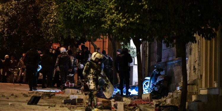 Τα βίντεο της ΕΛΑΣ οι μάχες με τους καταληψίες και τα “Μανουρίν” – Όλες οι απίστευτες λεπτομέρειες
