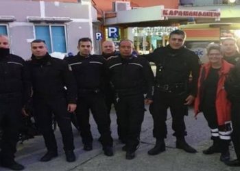 Πάτρα: Αυτοί είναι οι αστυνομικοί-σωτήρες του ενός έτους παιδιού – Σε χρόνο ρεκόρ το μετέφεραν στο Καραμανδάνειο