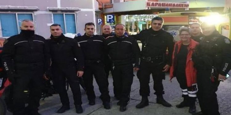 Πάτρα: Αυτοί είναι οι αστυνομικοί-σωτήρες του ενός έτους παιδιού – Σε χρόνο ρεκόρ το μετέφεραν στο Καραμανδάνειο