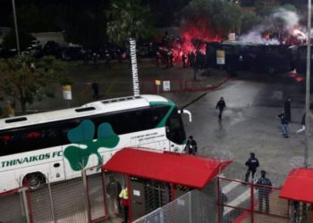 Τραυματισμός αστυνομικού στις συμπλοκές με οπαδούς στο γήπεδο Καραϊσκάκη