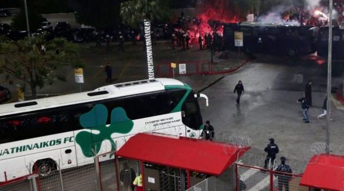 Τραυματισμός αστυνομικού στις συμπλοκές με οπαδούς στο γήπεδο Καραϊσκάκη