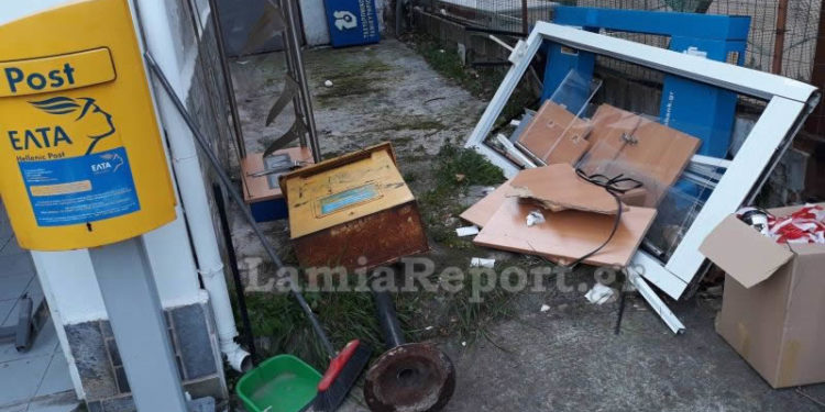 Καμένα Βούρλα: «Μπούκαραν» με το αγροτικό και φόρτωσαν το ATM