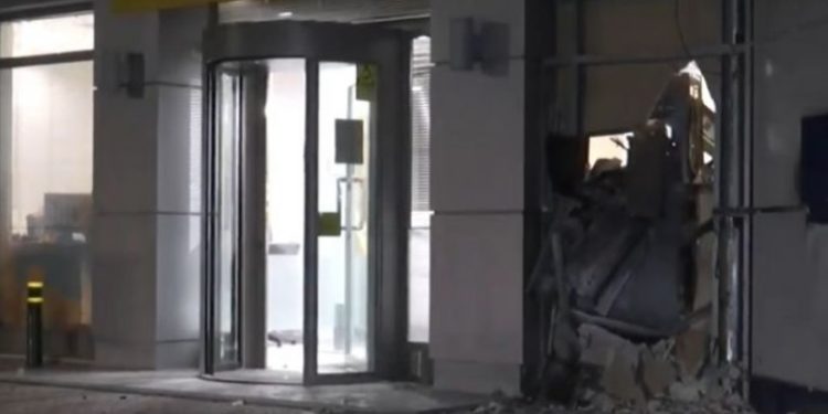 Ανατίναξαν ATM τα ξημερώματα στη Λυκόβρυση (ΦΩΤΟ)