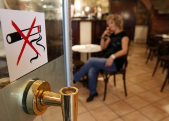 Έκοψαν το… ” βήχα” λέσχης καπνιστών στην Πλάκα!