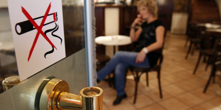 Έκοψαν το… ” βήχα” λέσχης καπνιστών στην Πλάκα!