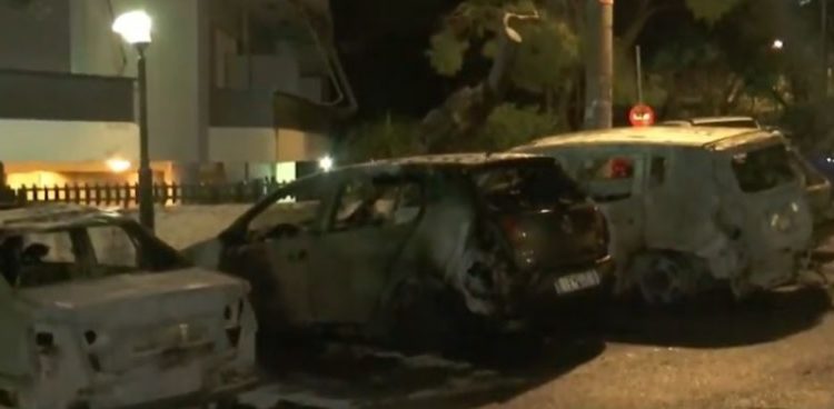 Mπαράζ εμπρησμών τη νύχτα στην Αθήνα