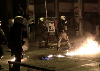 Ενέδρα αντιεξουσιαστών σε αστυνομικούς έξω από τη Νομική