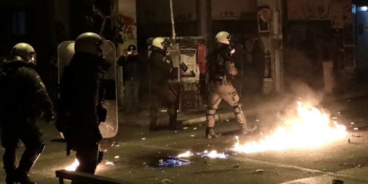 Ενέδρα αντιεξουσιαστών σε αστυνομικούς έξω από τη Νομική