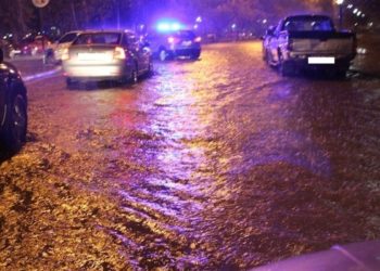 Λεωφόρος Αθηνών: Πλημμύρισε παράδρομος και διεκόπη η κυκλοφορία