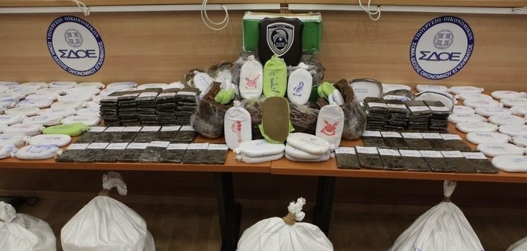 “Μπλόκο” σε 1,2 τόνους κάνναβη μέσα σε χουρμάδες – ΒΙΝΤΕΟ