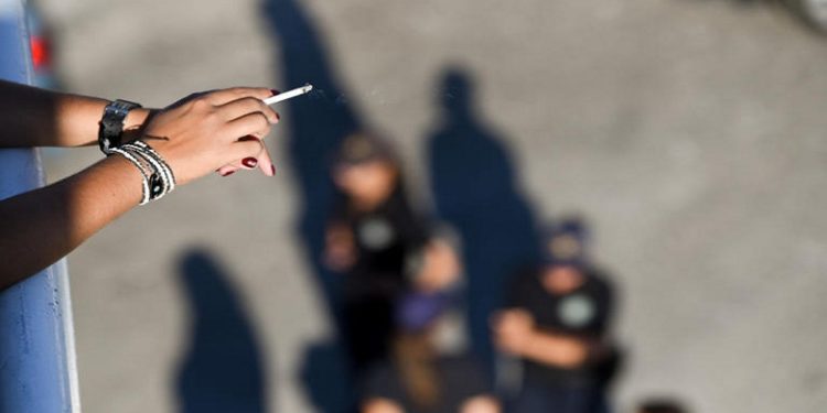 Έξω για τσιγάρο, ακόμη και με -5 βαθμούς Κελσίου!