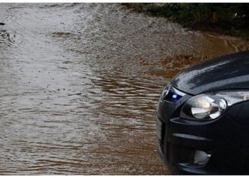 Κρήτη: Ώρες αγωνίας για οικογένεια που εγκλωβίστηκε στο αυτοκίνητό της λόγω κακοκαιρίας