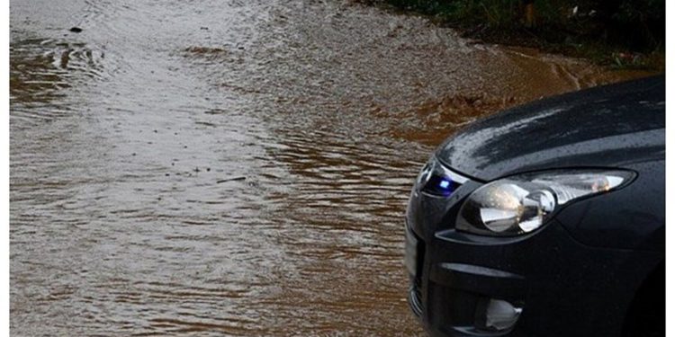 Κρήτη: Ώρες αγωνίας για οικογένεια που εγκλωβίστηκε στο αυτοκίνητό της λόγω κακοκαιρίας