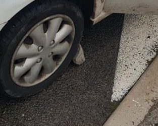 Πέτρα σε ρόλο… χειρόφρενου περιπολικού!