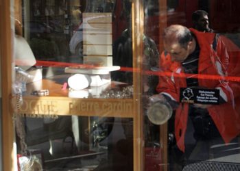 Διάρρηξη σε κοσμηματοπωλείο στην Ηλιούπολη -ΒΙΝΤΕΟ