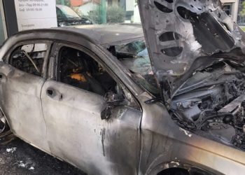 “Θερμή” νύχτα με εμπρησμούς αυτοκινήτων και ΑΤΜ