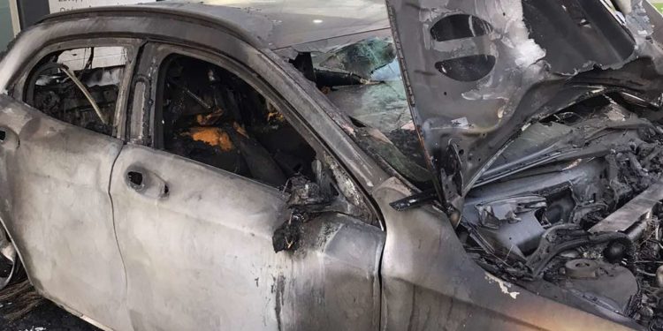 “Θερμή” νύχτα με εμπρησμούς αυτοκινήτων και ΑΤΜ