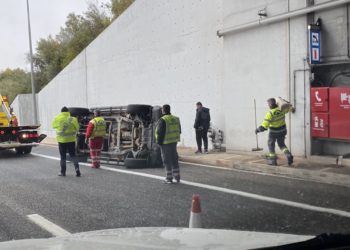 Ανατροπή αυτοκινήτου στην Αττική Οδό – Γλίστρησε στην στροφή λόγω βροχής – ΦΩΤΟ