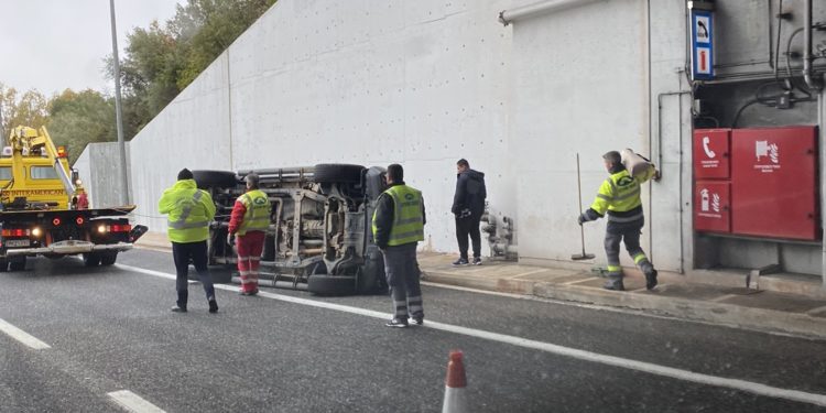 Ανατροπή αυτοκινήτου στην Αττική Οδό – Γλίστρησε στην στροφή λόγω βροχής – ΦΩΤΟ