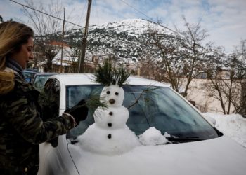 «Ηφαιστίων»: Χιόνια, τσουχτερό κρύο, θυελλώδεις άνεμοι – Δεμένα ξανά τα πλοία