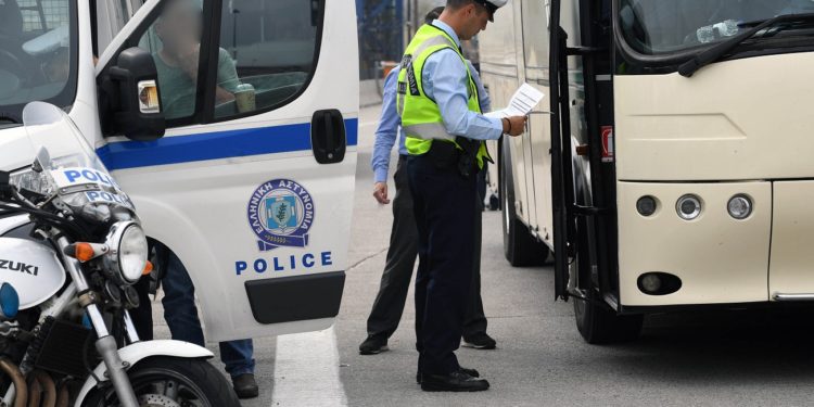 Τροχαία Αττικής: 14.000 κλήσεις σε δύο βδομάδες – “σαφάρι” για επικίνδυνους οδηγούς