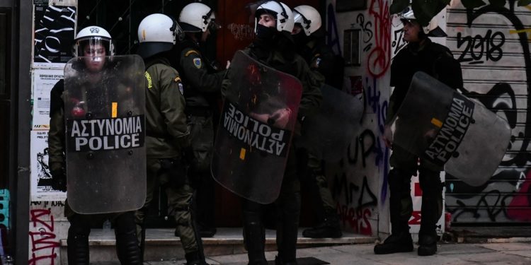 Τα ΜΑΤ που δεν έφυγαν και ο νέος κύκλος επιχειρήσεων στα Εξάρχεια